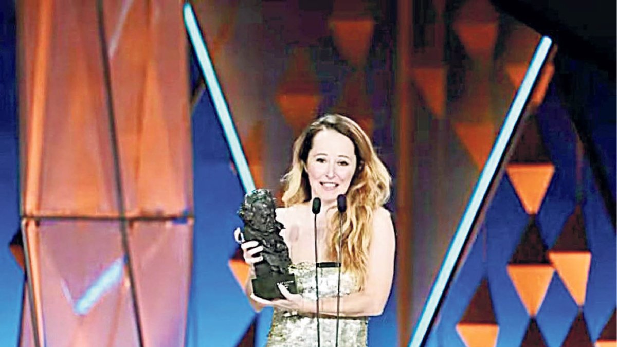 Laia Ateca, amb el guardó.