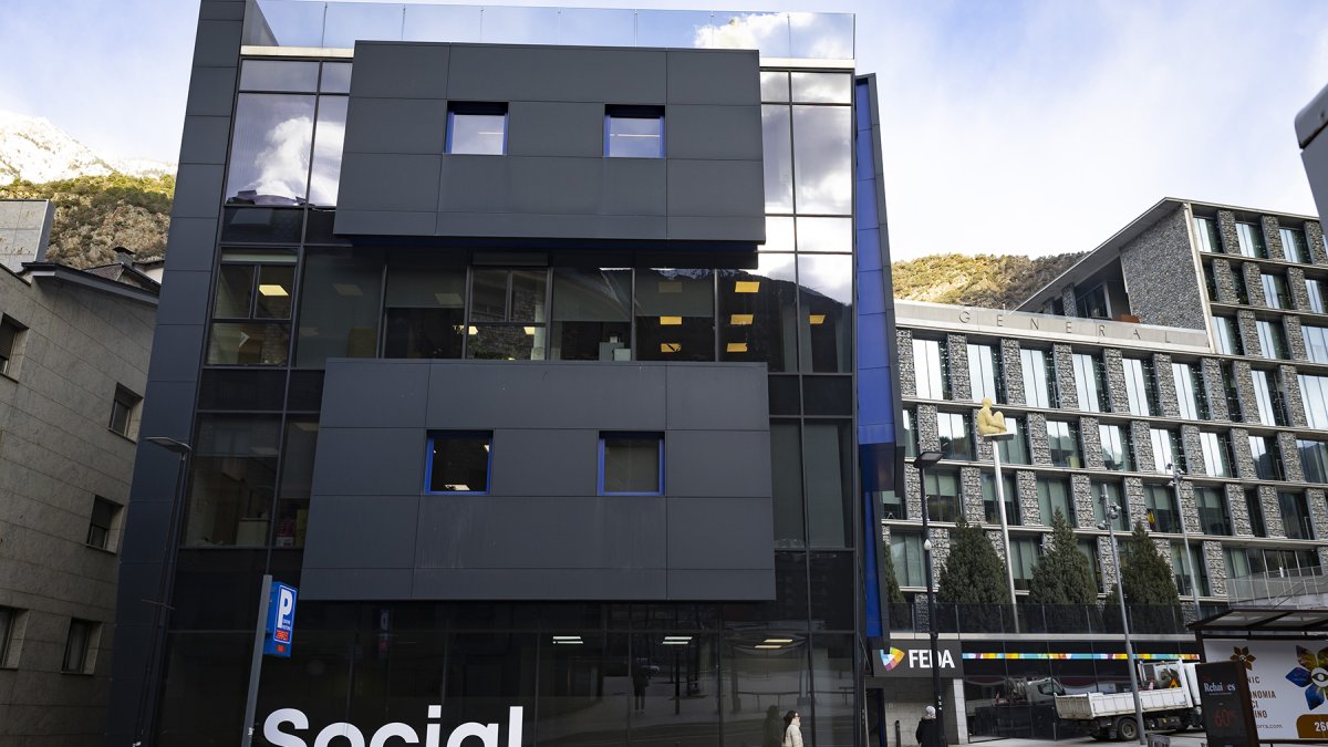 La façana de les noves dependències del departament de Social, situat a la plaça Lídia Armengol.