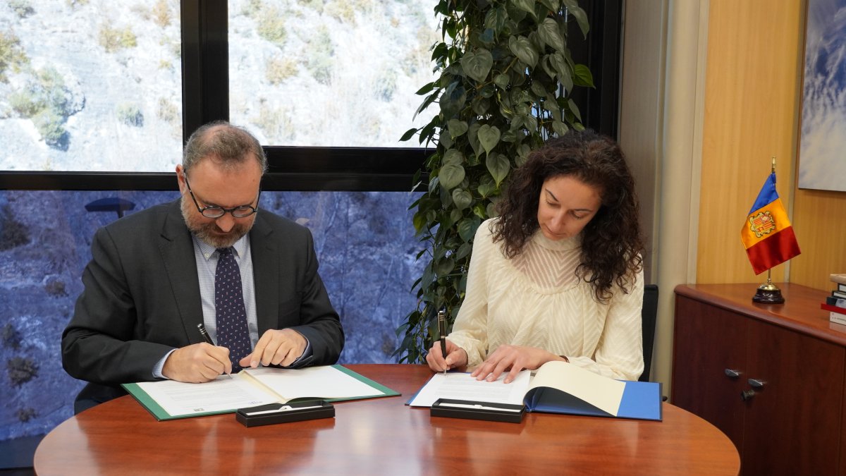 L’acord l’han formalitzat la cap de l’APDA, Jèssica Obiols, i el rector de l’UdA, Juli Minoves.