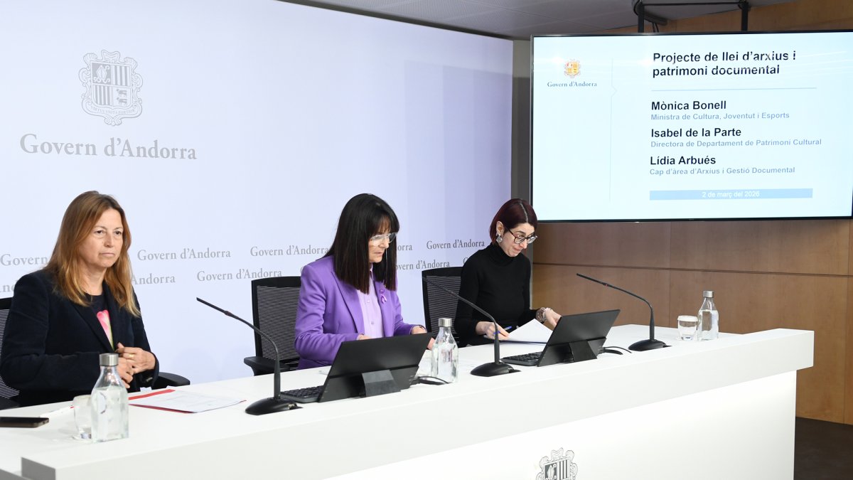 La ministra de Cultura, Joventut i Esports, Mònica Bonell; la directora del departament de Patrimoni Cultural, Isabel de la Parte; i la cap d'àrea d'Arxiu i Gestió Documental, Lídia Arbués, durant la roda de premsa.