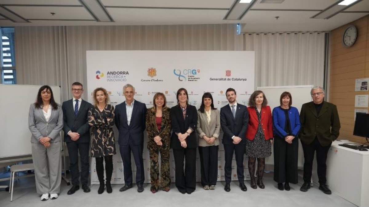 La ministra de Presidència, Economia, Treball i Habitatge, Conxita Marsol, la gerent d’ARI, Marta Domènech, el director del CRG, Luis Serrano i altres especialistes durant la signatura del conveni a Barcelona.
