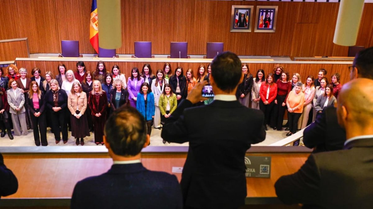 La declració institucional en favor de la igualtat de gènere que ha aplegat 53 dones representatives de diferents institucions, al Consell General.