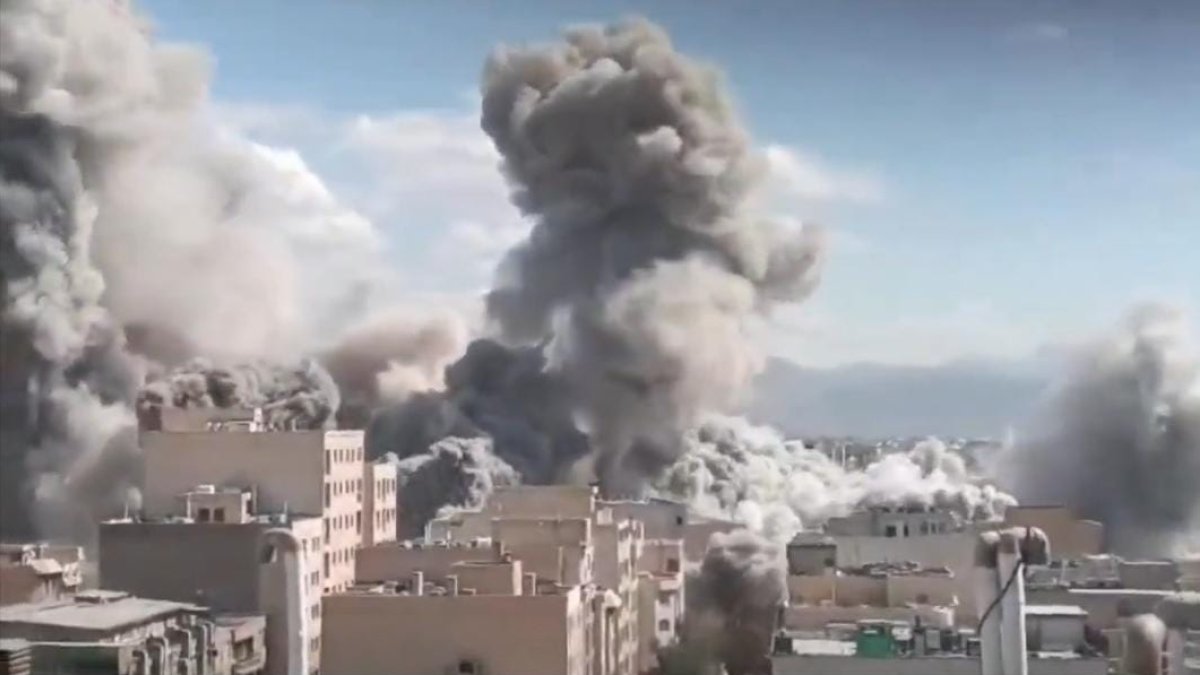 El conflicte bèl·lic puja d’intensitat. A la foto, una explosió a l’Iran.