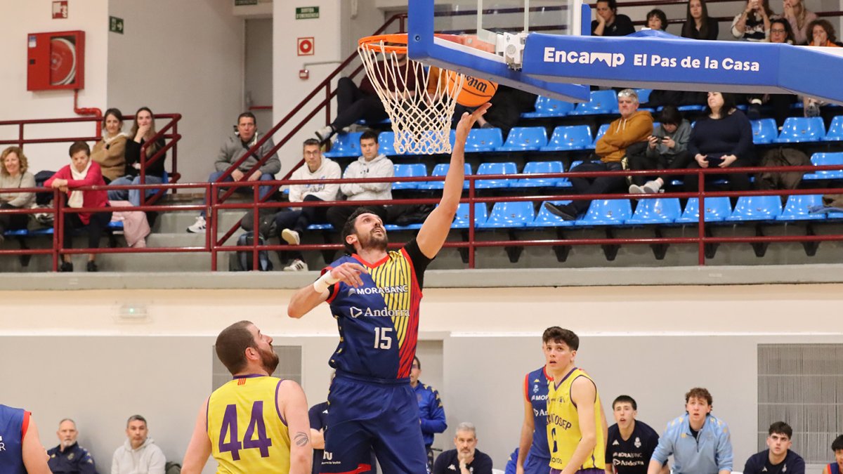 Cinto Gabriel fent una safata.