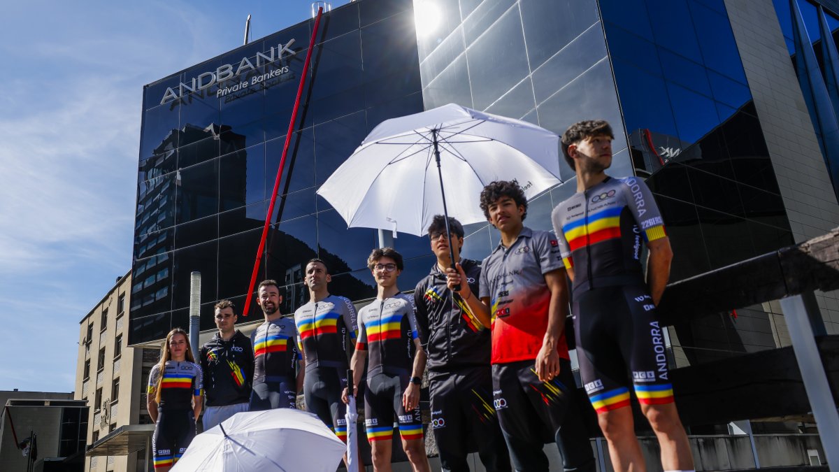 Ciclistes amb les noves equipacions de la FAC.