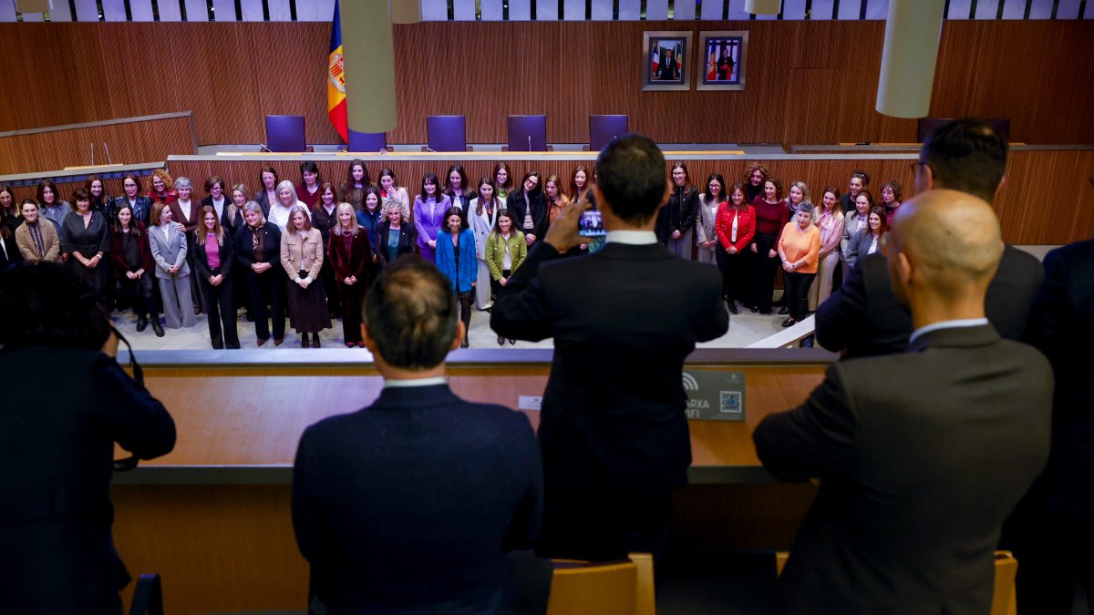 Foto de grup de les dones presents ahir al Consell Ceneral