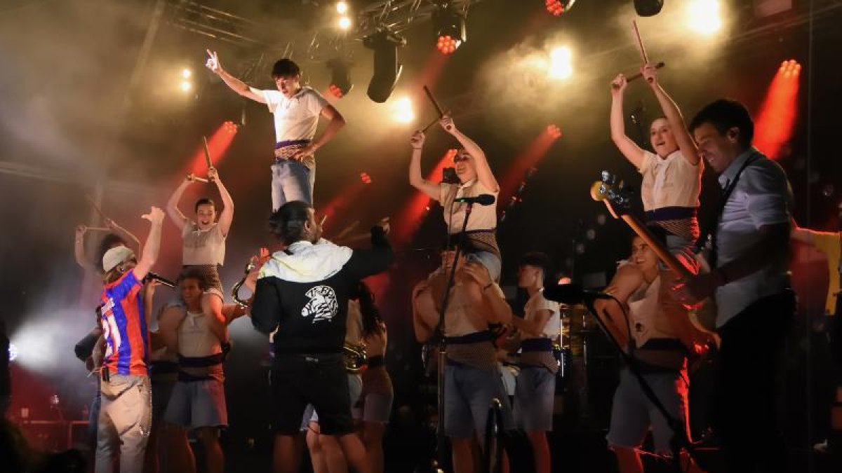 Els Bastoners Lauredians durant el concert de Buhos a Sant Julià de Lòria.