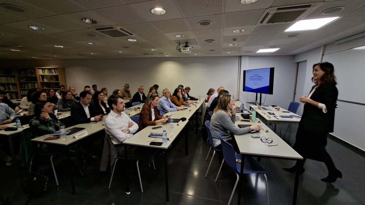 La directora acadèmica Mónica Reig durant la formació dels professionals durant el curs de col·laboració publicoprivada.