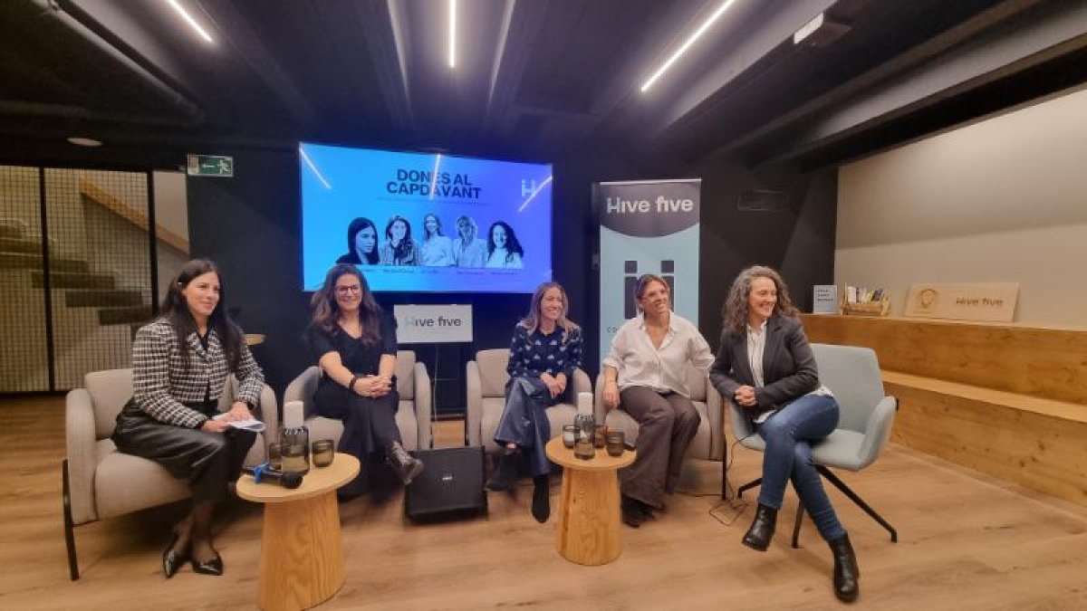 Les ponents Xary Rodríguez (Princiesport i ANDONA), Laura Nieto i Mireia Maestre (MoraBanc) i Meritxell Cosan (SAAS), en una conversa moderada per Jessica Rivera, CEO d’AUMENTIUM.