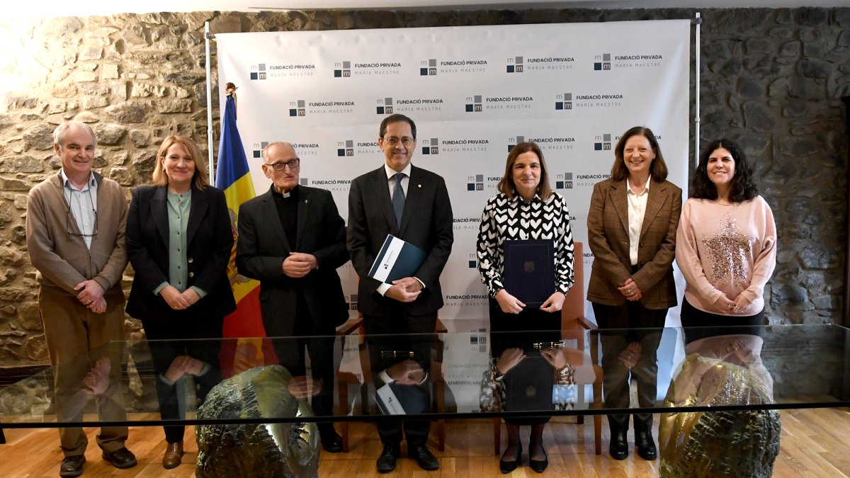 Acte de signatura del conveni entre el govern i la fundació Maria Maestre relatiu al suport econòmic que la fundació aporta al Centre Residencial d'Eduació Intensiva (CREI).