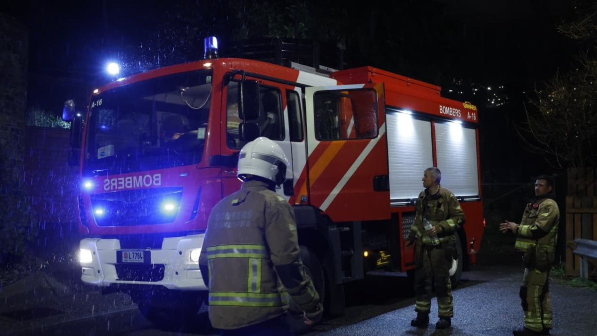 Els bombers al lloc de l'incendi al carrer de la Grella.