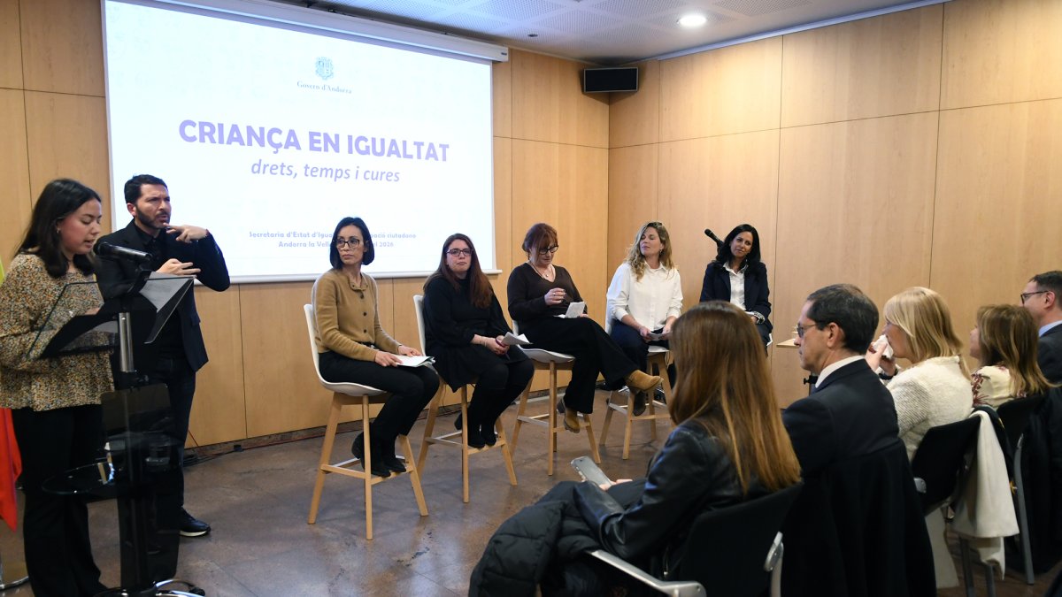 Les ponents a la taula rodona sobre maternitat.