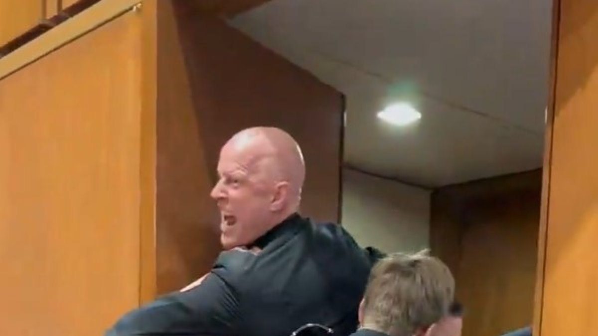 Un 'marine' acaba amb el braç trencat per protestar contra la guerra a l'Iran