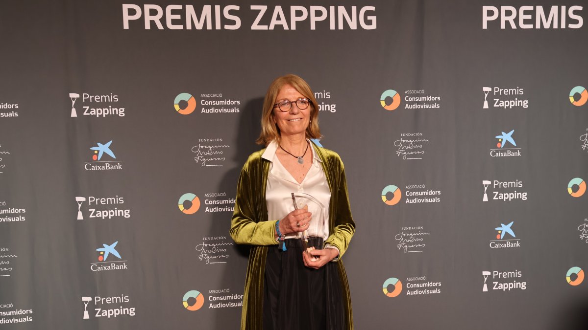 La responsable de Responsabilitat Social Empresarial d'Andorra Telecom, Inés Martí, amb el Premi Zapping