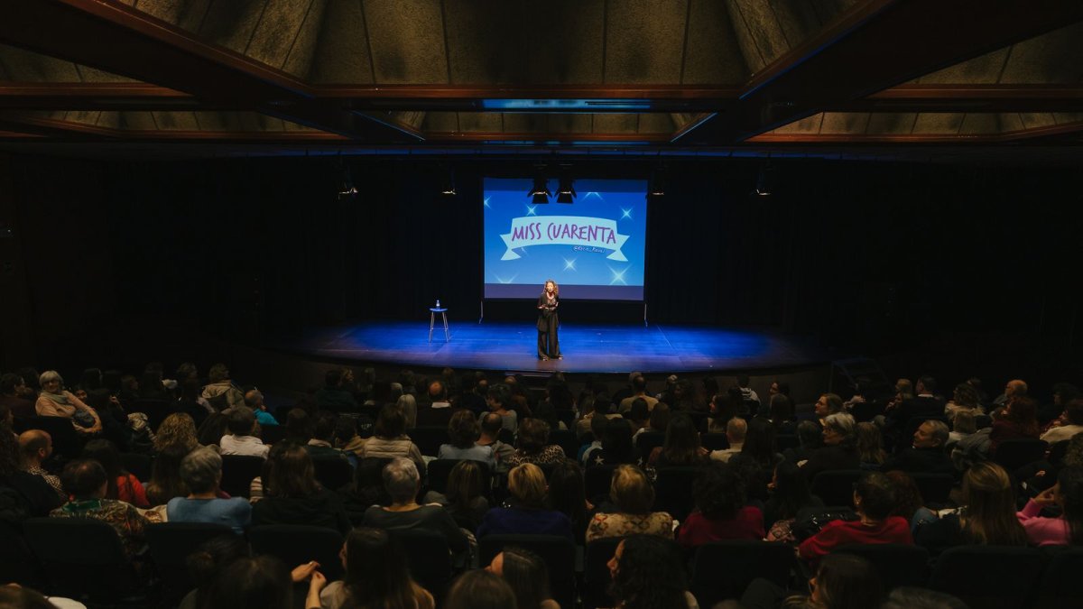 L'artista Rocío Raval en el monòleg Miss 40, ahir la nit, pertanyent al Cicle Cultural d'Encamp.