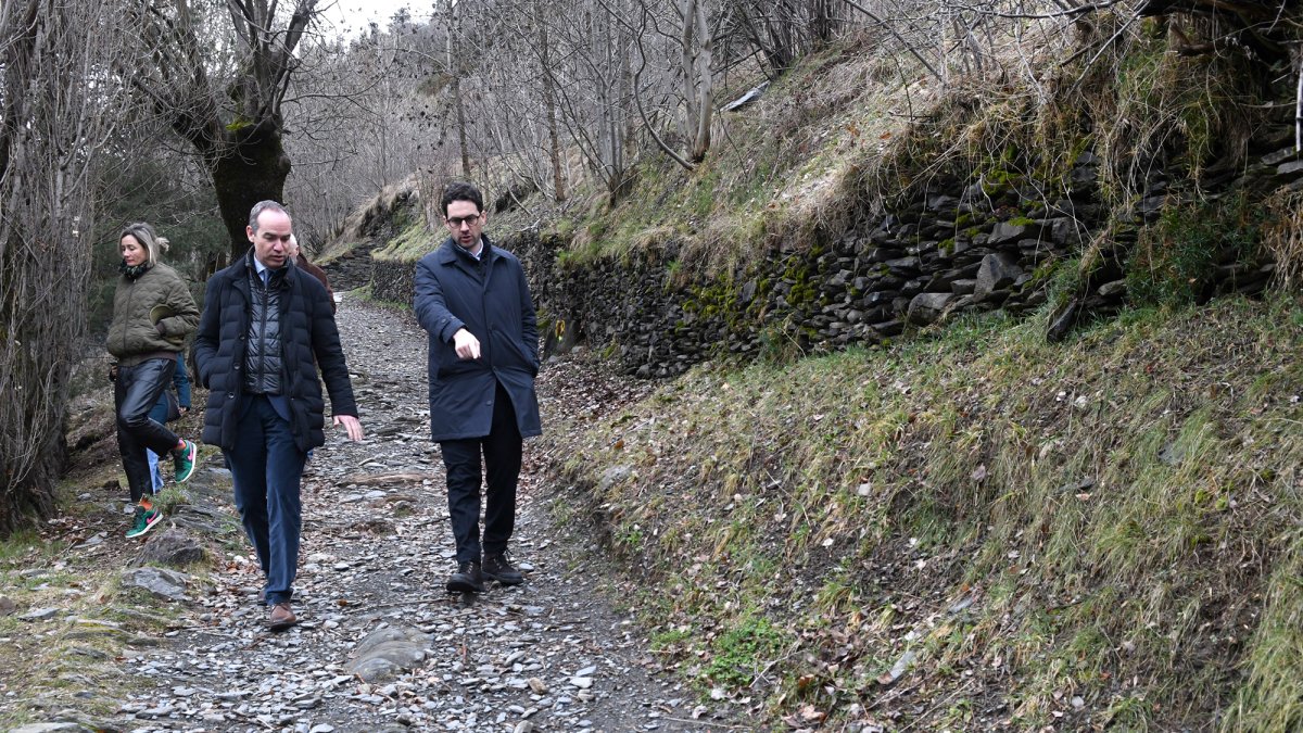 Guillem Casal i Jordi Alcobé al camí on està previst fer l’actuació.