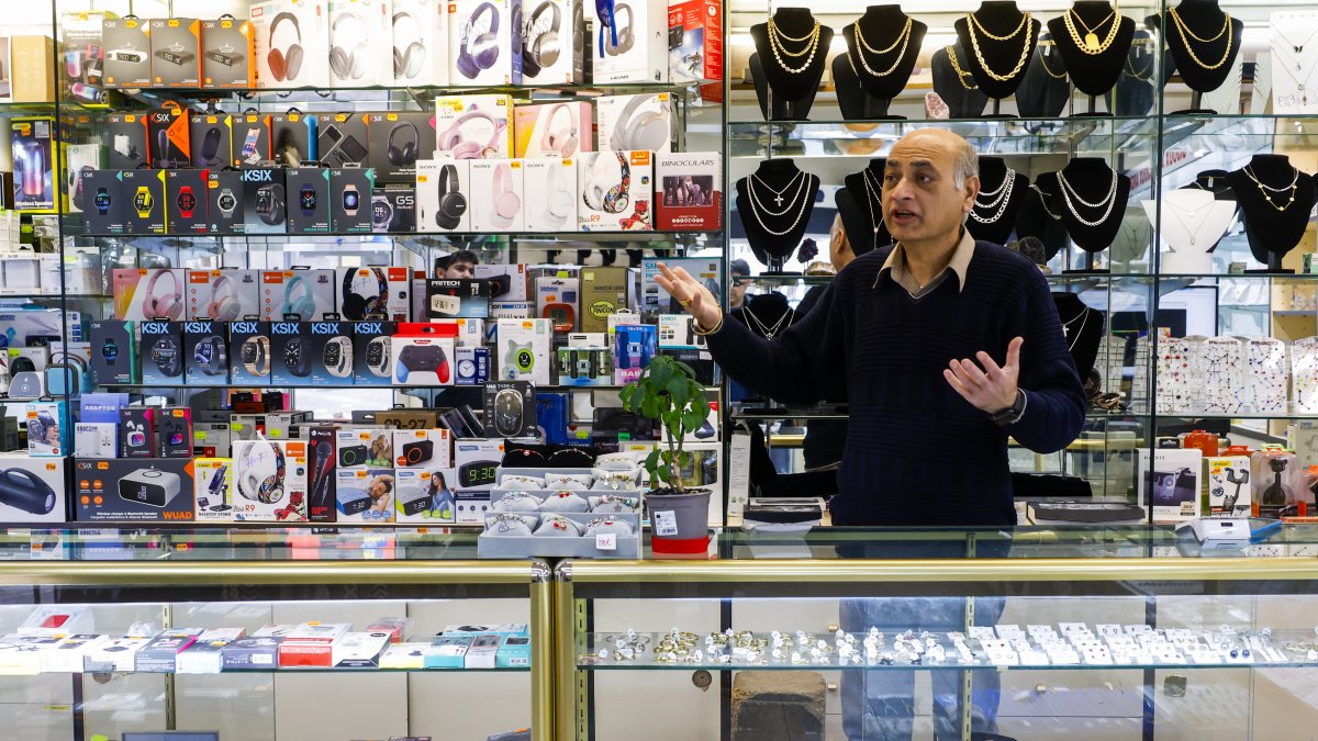 Un dels comerciants del Pas consultats.