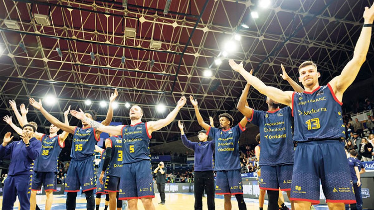 Els jugadors celebren amb l’afició la vital victòria davant dels aragonesos.