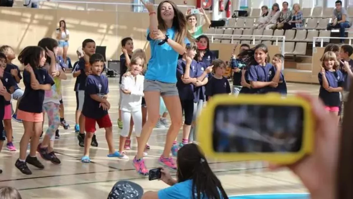 Infants participant en activitats lúdiques.