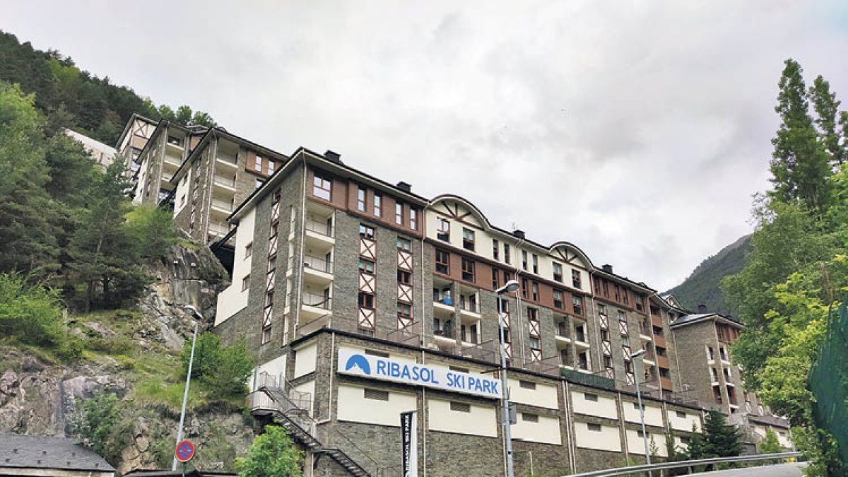 Vint-i-quatre pisos del complex Ribasol entren ara al procés d’adjudicació.