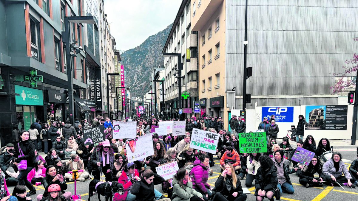 Les manifestants es van asseure a terra a l’avinguda Meritxell durant la marxa de protesta.