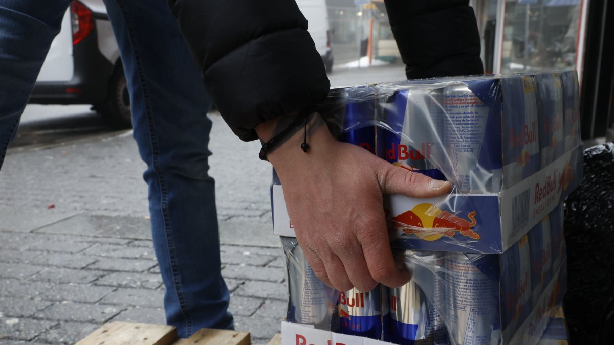 Un repartidor amb begudes energètiques divendres al Pas.