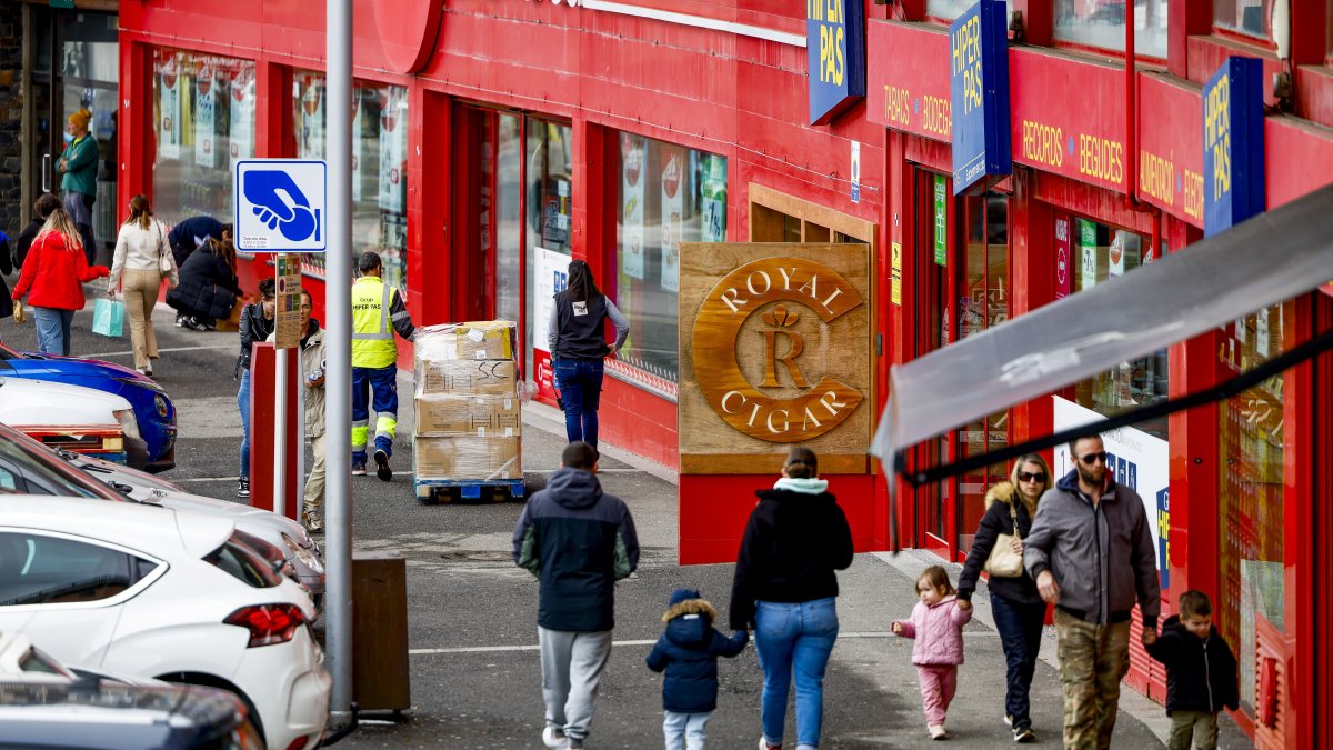 Turistes al Pas de la Casa, ahir al migdia.