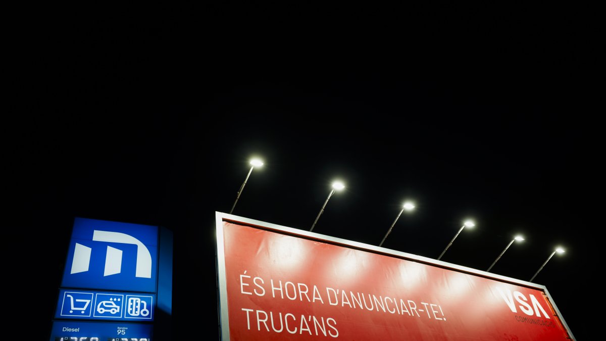 Preus dels carburants en una benzinera, ahir.