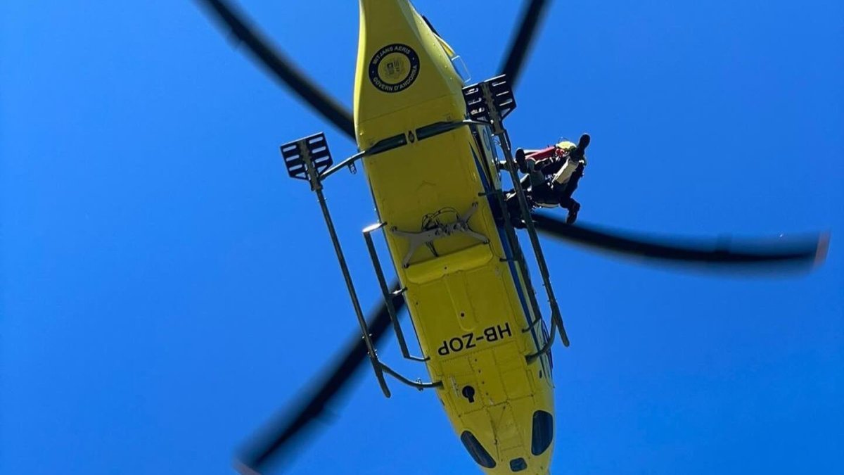L’helicòpter dels bombers en un altre rescat.
