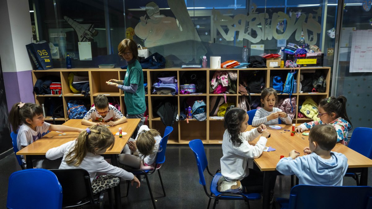 Diversos infants en un taller de manualitats al Casal d'Infants ' El Llamp', d'Andorra la Vella. 