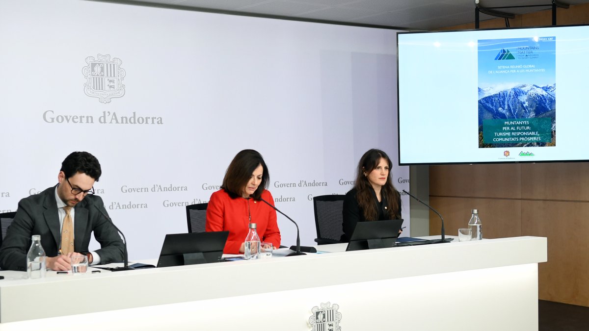 El ministre de Medi Ambient, Guillem Casal, la ministra d'Afers Exteriors, Imma Tor, i l’ambaixadora de Cooperació Transfronterera, Noelia Souque durant la presentació.