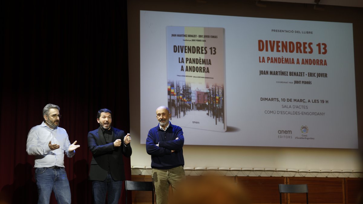 Els autors del llibre, l'exministre de Finances i portaveu del Govern, Eric Jover, juntament amb l'exministre de Salut, Joan Martínez Benazet, durant la presentació.