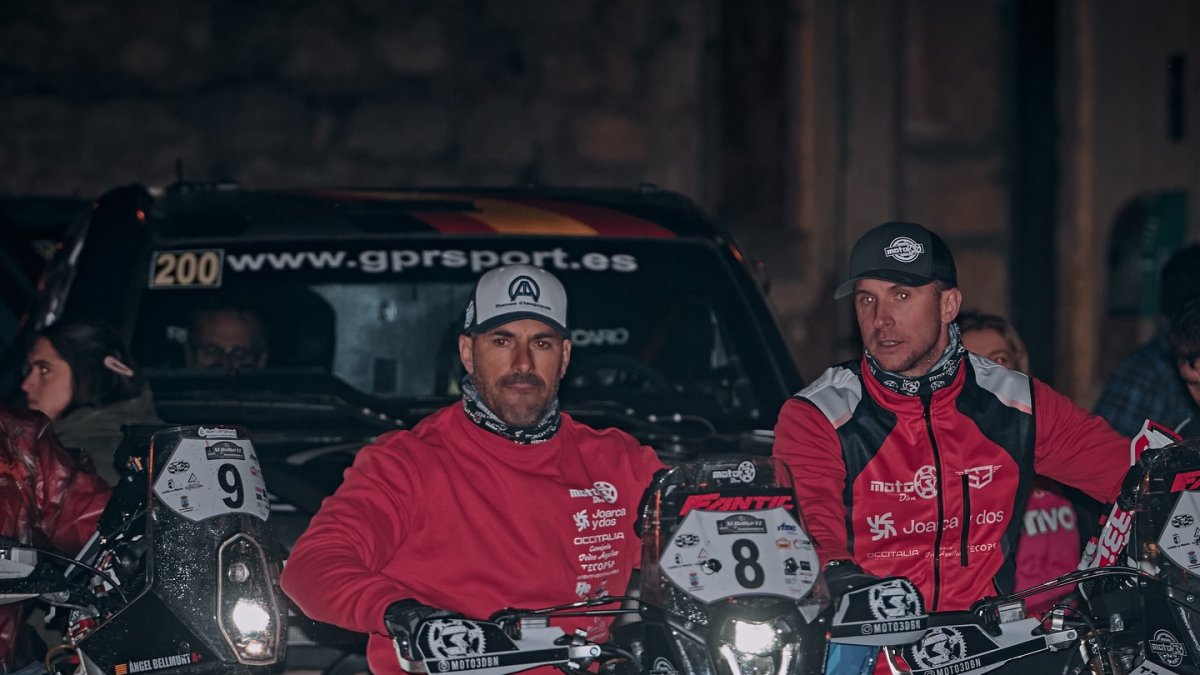 Cristian España, a l’esquerra, abans de la prova.