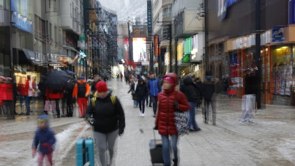 Turistes per l'eix comercial d'Andorra al febrer