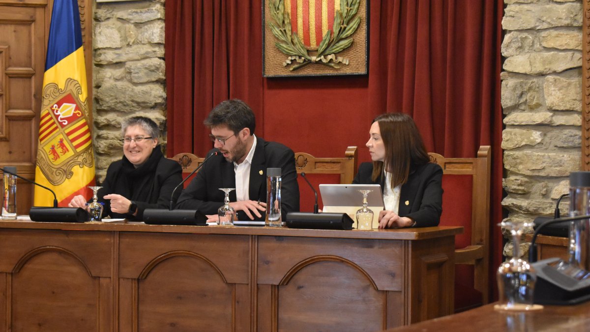 El cònsol major, Cerni Cairat, i la cònsol menor, Sofia Cortesao, durant la sessió de consell de comú.