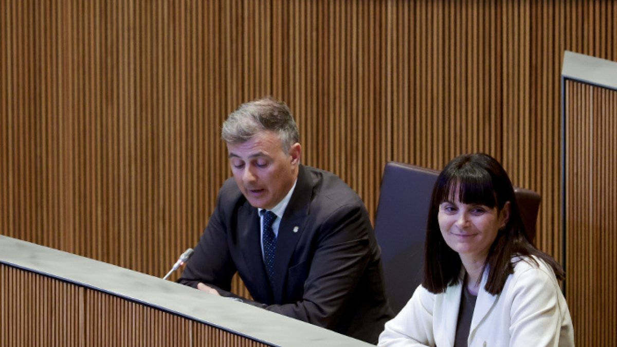 El ministre de Funció Pública i Transformació Digital, Marc Rossell, amb la ministra de Cultura, Mònica Bonell, en sessió de Consell General.