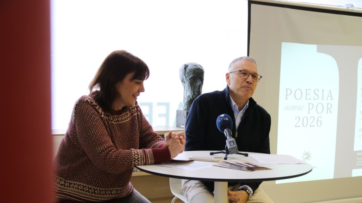 La periodista i escriptora, Eva Arasa i el conseller de cultura de la parròquia, Valentí Closa, durant la presentació dels cicles de poesia 