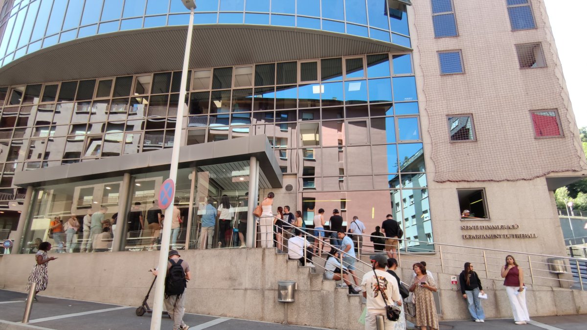 Persones al servei d’Immigració.