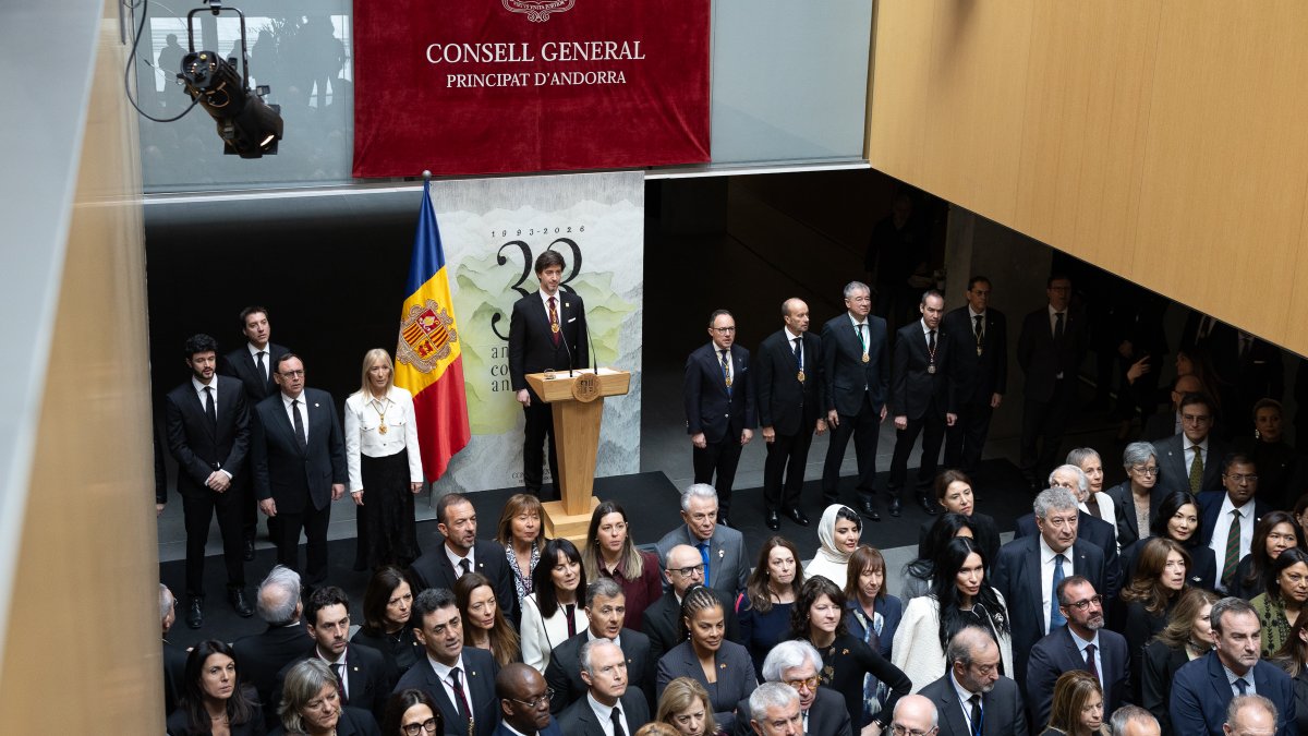 El síndic, Carles Ensenyat, i la resta d’autoritats en la recepció pel Dia de la Constitució