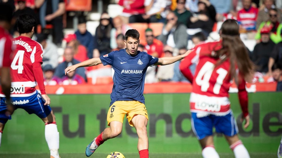Villahermosa, en un acció del partit amb Trigueros i Izan del Granada.