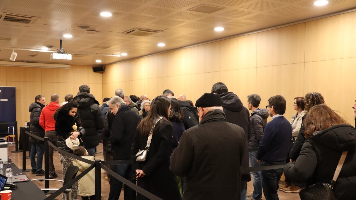 Molts socis del Barça es van aplegar al Centre de Congressos per votar, ahir.