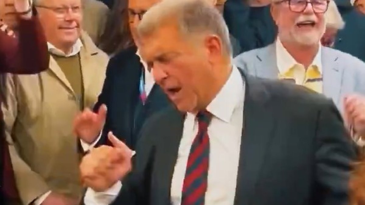 Joan Laporta ballant amb les persones que l'han recolzat durant la campanya electoral, després de guanyar ahir les eleccions.