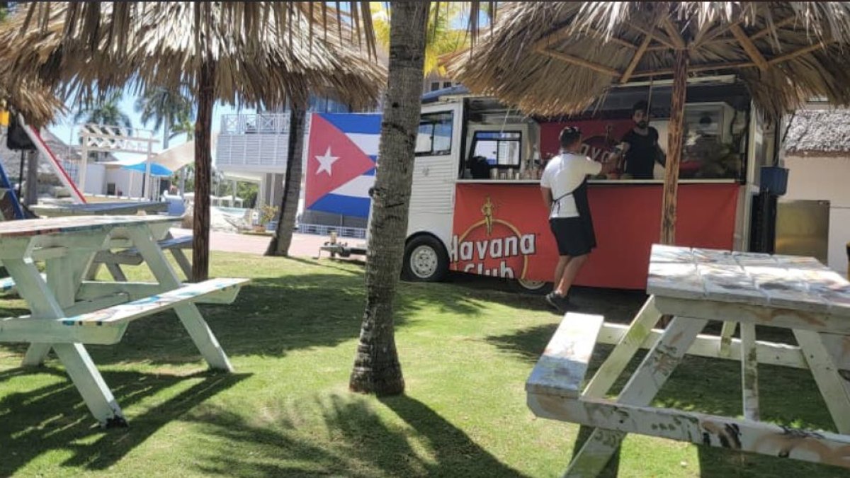 Un complex hoteler a l’Havana buit.