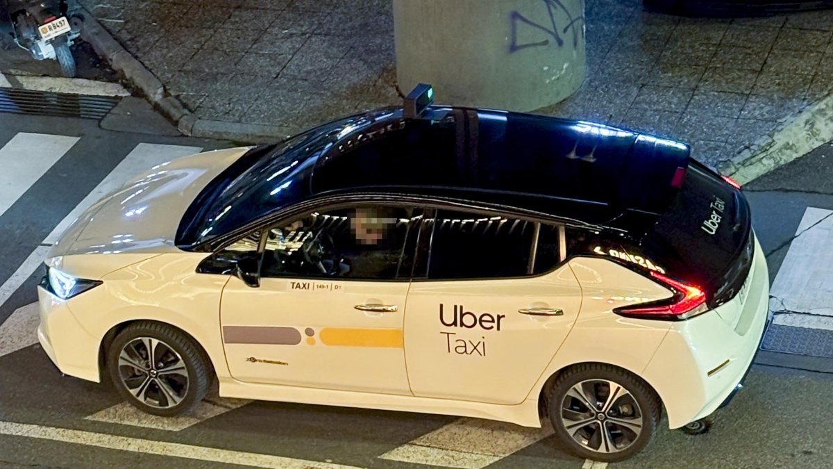 Un vehicle Uber taxi al centre d’Andorra la Vella.