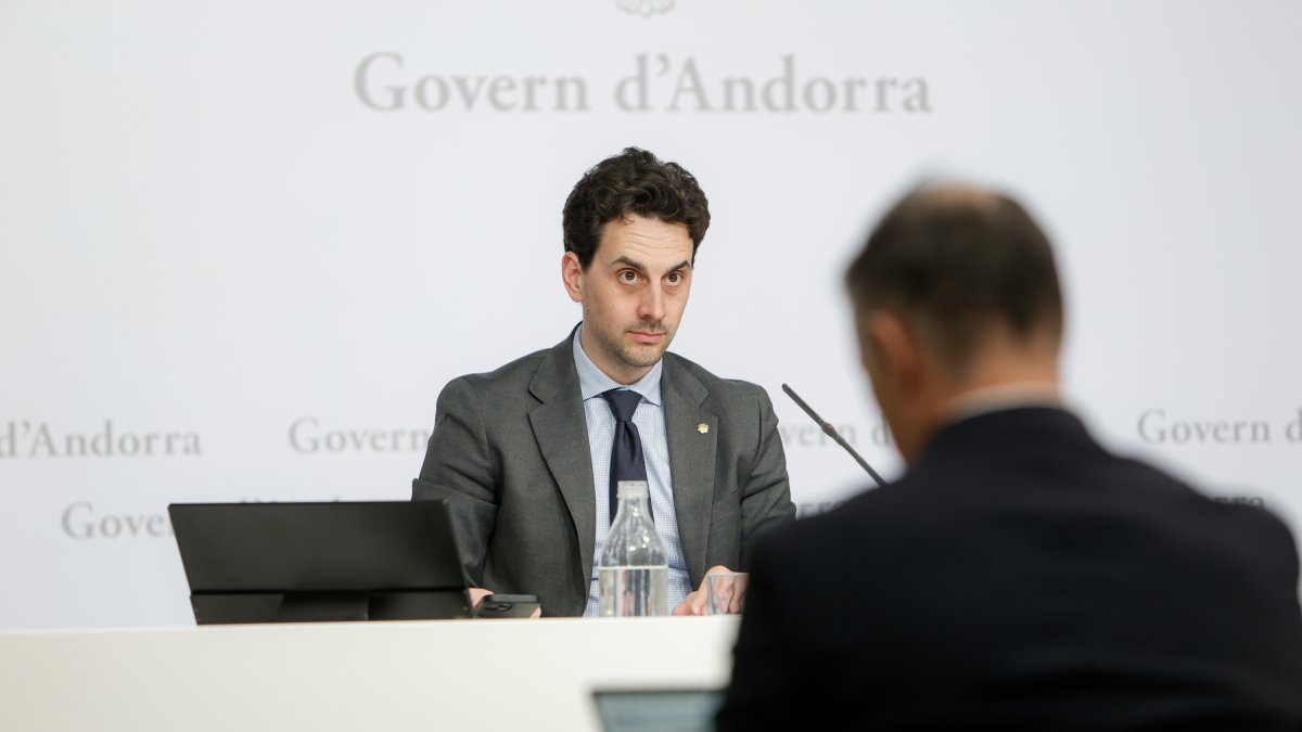 El ministre portaveu i, d’esquena, el de Funció Pública.