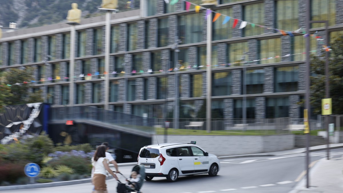 Un taxi davant del Consell General.