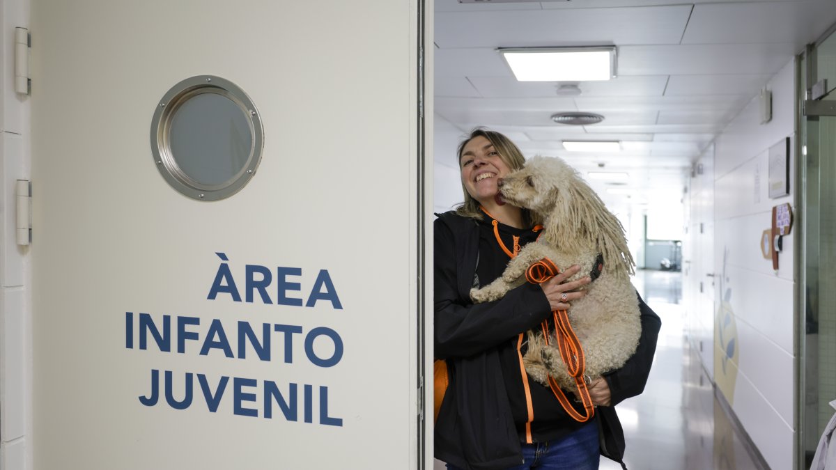 L’educadora canina Cristina Pitart i el seu gos ‘Tekila’, ahir a l’hospital de Meritxell.