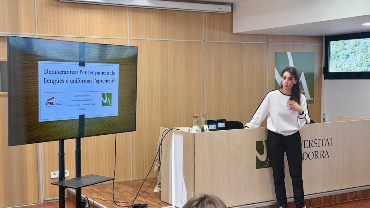 Laura Navarro, doctoranda a la Universitat París-Est Créteil (UPEC), durant la presentació.