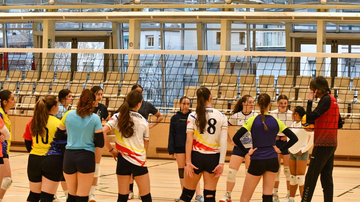 les-seleccions-de-voleibol-i-v-lei-platja-d-andorra-realitzen-l