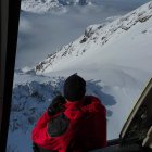 Els bombers en l’helicòpter de rescat.